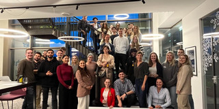 Gruppenfoto des Kurses "International Coworking and Entrepreneurial Management", welcher im Wintersemester 2023/2024 in Salzburg stattfand