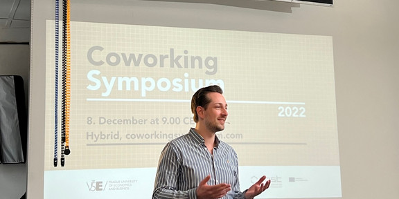 Foto von JProf. Dr. Simon Hensellek beim Coworking Symposium 2022 in Prag.
